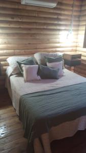 Verde Oliva في فيديراسيون: غرفة نوم بسرير كبير مع وسائد بيضاء