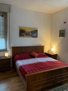 een slaapkamer met een bed met een rode deken bij Appartamento luna, vicino centro storico in Spilimbergo