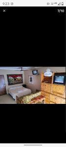a bedroom with two beds and a television in it at Alas termas in Termas de Río Hondo