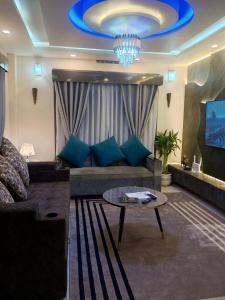 een woonkamer met een bank en een tafel bij Omnia Luxe Villa in Pānigata