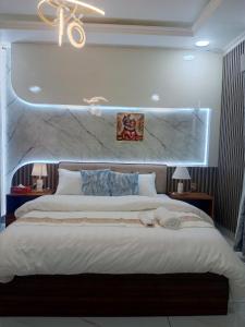 een slaapkamer met een groot bed met een marmeren hoofdeinde bij Omnia Luxe Villa in Pānigata