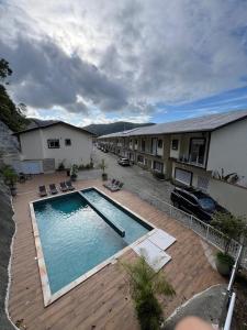 a swimming pool in the courtyard of a motel at Casa com 3 suítes em Juquehy in São Sebastião