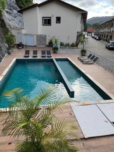 a large swimming pool in front of a house at Casa com 3 suítes em Juquehy in São Sebastião