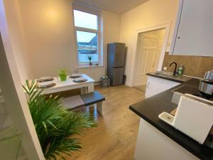 eine Küche mit Tisch und Arbeitsplatte in der Unterkunft Studio Apartment nahe Lüneburg in Bienenbüttel + 3 Fotos