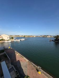 Blick auf einen Fluss mit Booten im Wasser in der Unterkunft Marinelle in Saint Cyprien Plage