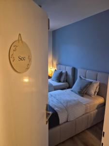 een slaapkamer met een bed en een bank bij Haus Waldbach - nahe Nassfeld - Pressegger See in Köstendorf