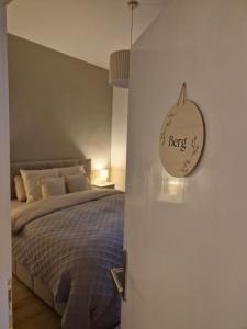 een slaapkamer met een bed en een klok aan de muur bij Haus Waldbach - nahe Nassfeld - Pressegger See in Köstendorf