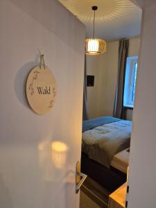 een slaapkamer met een bed en een klok aan de muur bij Haus Waldbach - nahe Nassfeld - Pressegger See in Köstendorf