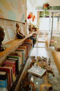 een kamer met een boekenplank op de vloer bij Mahakala Center in Petrovac na Moru