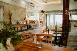 una sala da pranzo con tavolo e sedie di Mahakala Center a Petrovac na Moru Altre 68 foto