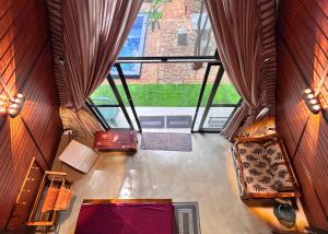 vue aérienne d'une pièce avec une grande fenêtre dans l'établissement Kandy Little White House Cabanas, à Kandy