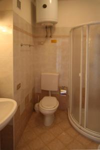 リニャーノ・サッビアドーロにあるLa Dunaのバスルーム(トイレ、シャワー、シンク付)