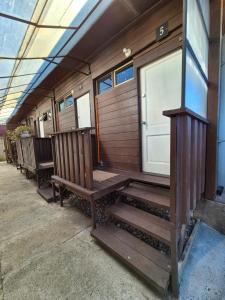 een rij houten banken naast een gebouw bij Ironhause in Pucón