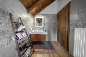 un bagno con lavandino, specchio e WC di Villa Dianne Apt 2 Livadi Arachovas ad Aráchova