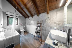 un bagno con vasca, lavandino e WC di Villa Dianne Apt 2 Livadi Arachovas ad Aráchova