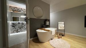 Et badeværelse på Willa nad Jeziorem Mikorzyńskim z Mariną + 36 billeder