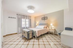 ein großes Schlafzimmer mit einem Bett und einem Fenster in der Unterkunft La Herreria de Esteban in Cuevas Labradas