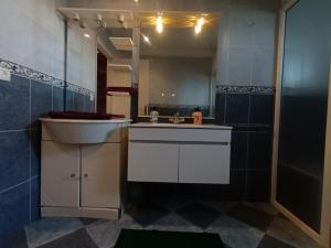 una piccola cucina con lavandino e specchio di Villa stade Moulay Abdellah a Temara