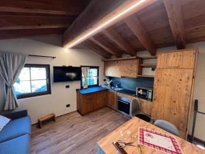 een woonkamer met een tafel en een keuken bij La Boschera in Champoluc +11 foto's