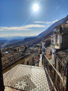vista sulla città dalla parte superiore di un edificio di Casa Viola della Maiella a Pennapiedimonte