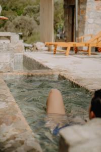 uma pessoa a nadar numa piscina de água em Mahakala Center em Petrovac na Moru