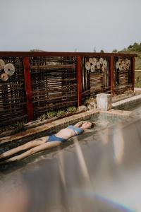 una donna sdraiata in una piscina di Mahakala Center a Petrovac na Moru
