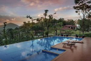 Swimmingpoolen hos eller tæt på Tapovana The Fern Sakleshpur, Series by Marriott