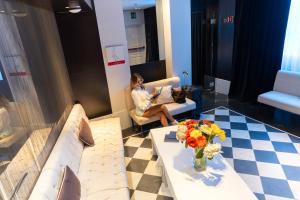 een vrouw op een bank in een woonkamer bij Hotel Piccolo Portofino in Portofino