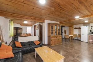 ein Wohnzimmer mit Sofa und Tisch in der Unterkunft La Herreria de Esteban in Cuevas Labradas
