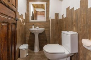 ein Badezimmer mit weißer Toilette und Waschbecken in der Unterkunft La Herreria de Esteban in Cuevas Labradas