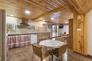 eine Küche und ein Esszimmer mit Tisch und Stühlen in der Unterkunft La Herreria de Esteban in Cuevas Labradas + 19 Fotos