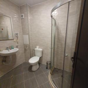 ein Badezimmer mit Toilette, Waschbecken und Dusche in der Unterkunft Lake View Deluxe Tryavna in Trjawna + 26 Fotos