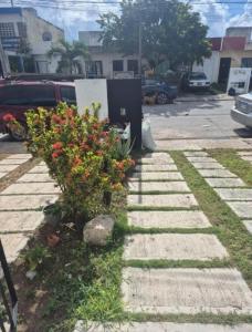 - un jardin fleuri sur le côté d'une rue dans l'établissement Casa Héroes, à Cancún