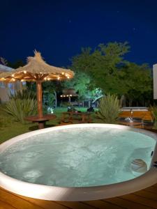 a jacuzzi tub in a backyard at night at Casa Vida in Sierra de los Padres