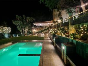 een zwembad met kerstverlichting bij Villa Tommaso Maruggi, Sicilia, con Jacuzzi e piscina privata in Alcamo