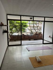 En balkon eller terrasse på Arya Land Yoga Hostel