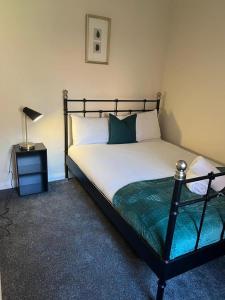 een slaapkamer met een bed en een lamp op een tafel bij Tyneside Two Bedroom Apart in Gateshead