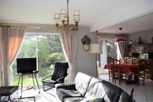 Et tv og/eller underholdning på Villa avec jardin dans un quartier calme au centre de Perros-Guirec - Réf 934