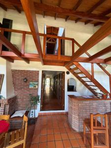 ein Raum mit gemauertem Kamin und Holzdecke in der Unterkunft El Amanecer in Mina Clavero