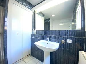 Et badeværelse på Villa avec jardin dans un quartier calme au centre de Perros-Guirec - Réf 934 + 11 billeder