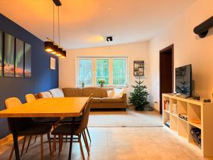 un soggiorno con un tavolo e un divano di Ferienhaus am Wappach a Bayerisch Gmain