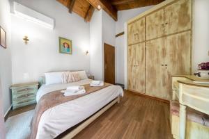 una camera con un letto e una grande porta in legno di Villa Dianne - Your Home in Mount Parnassos ad Aráchova