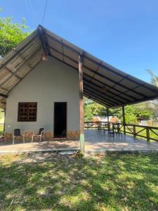 een paviljoen met een tafel en stoelen op een patio bij Chalé Mirante do Lago Cotijuba in Belém
