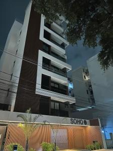 een hoog gebouw met een 'soo'-bord ervoor. bij Apartamento moderno no Horto in Ipatinga +3 foto's