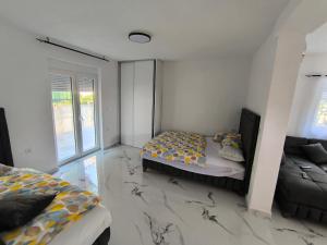 een slaapkamer met een bed en een bank erin bij Nar in Budva