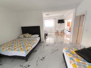 een slaapkamer met 2 bedden en een marmeren vloer bij Nar in Budva