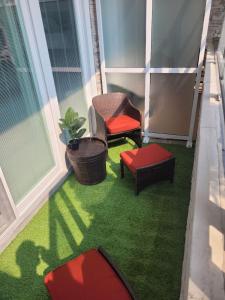 Et opholdsområde på Private Patio Farmrs Mrkt Windsor Canada