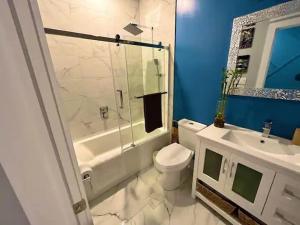 Et badeværelse på Private Patio Farmrs Mrkt Windsor Canada