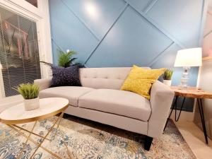 Et opholdsområde på Private Patio Farmrs Mrkt Windsor Canada + 28 billeder