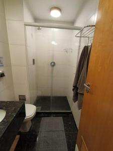 ein Badezimmer mit Dusche, Toilette und Waschbecken in der Unterkunft Studio Centro - 7 Copas in Rio de Janeiro + 21 Fotos